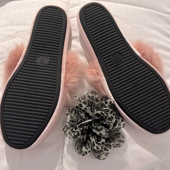 NWT ❤️❤️Victoria Secret Pink Slippers with Faux Fur and Bling - Picture 3 of 4